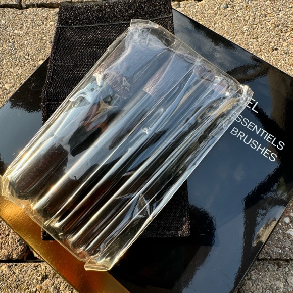 Chanel Collection of 5 Essential Mini Brushes - Picture 7 of 10